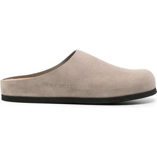 Common Projects slippers con logo goffrato - toni neutri