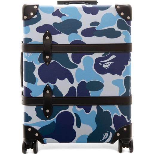 A BATHING APE® x globe-trotter borsone con stampa camouflage - blu