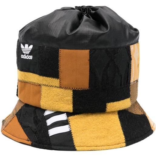 Labrum London cappello bucket con design patchwork Labrum London x adidas - nero