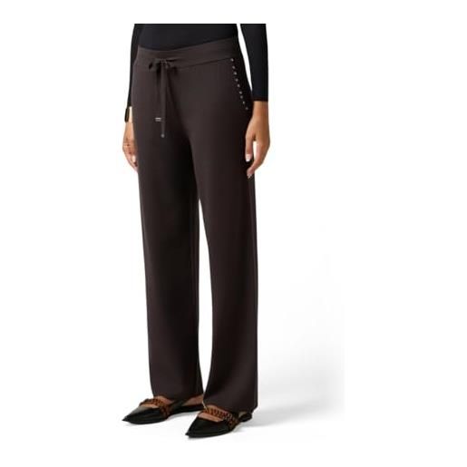 Oltre: pantaloni in maglia con castoni blu. L stagione autunno inverno 2025