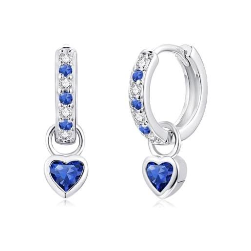 Orecchini a cerchio a forma di cuore in acciaio inossidabile. Orecchini a cerchio dorati in acciaio inossidabile. Orecchini a cuore. Orecchini moderni in oro. - Italia