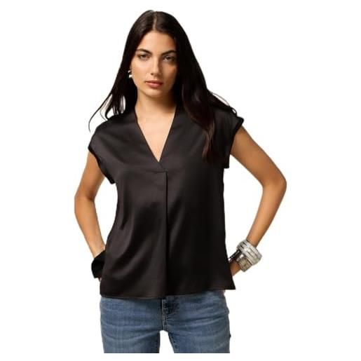 Oltre: t-shirt bimaterica con scollo a v nero. L stagione autunno inverno 2025