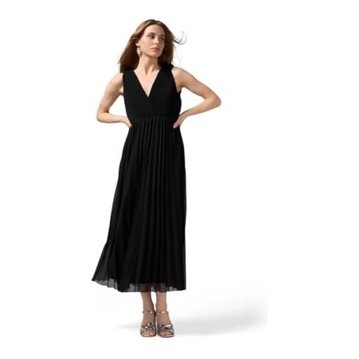 Oltre: vestito lungo plissé con rouche nero. L stagione primavera estate 2025. 