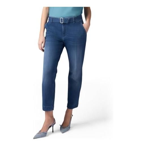 Oltre: jeans chino con cintura e fibbia gioiello blu. 52 stagione primavera estate 2025. 