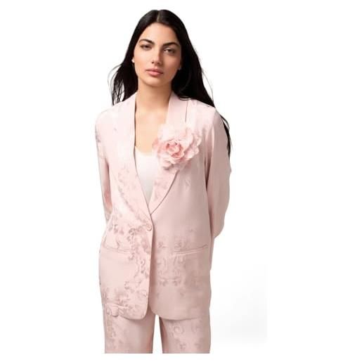 Oltre: blazer jacquard con spilla rosa. 50 stagione primavera estate 2025. 