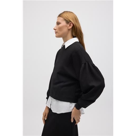 Ysabel Mora felpa nera fluida con maniche a sbuffo